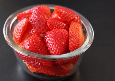 How does Fresh Strawberry Cup fit into your Daily Goals - calories, carbs, nutrition