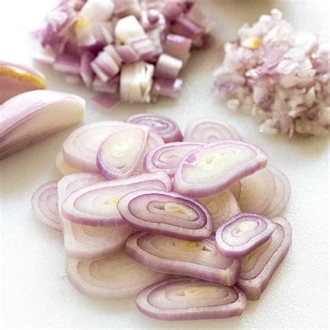 How does Fresh Thinly Sliced Shallots (63320.5) fit into your Daily Goals - calories, carbs, nutrition