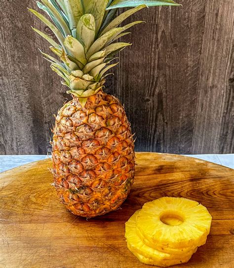 How does Fresh Trimmed Pineapple fit into your Daily Goals - calories, carbs, nutrition