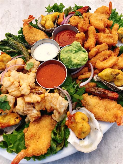 How does Fried Seafood Combination Platter fit into your Daily Goals - calories, carbs, nutrition