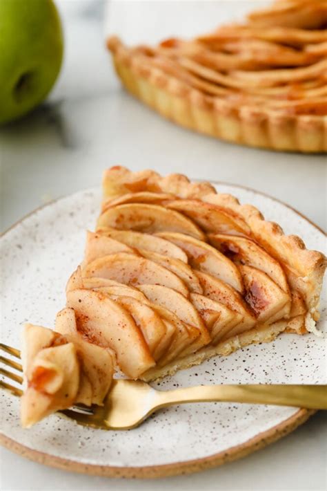 How does Fruit Apple Tart fit into your Daily Goals - calories, carbs, nutrition