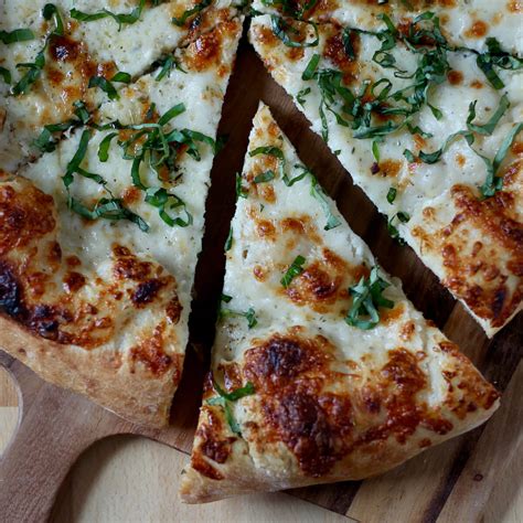 How does Garlic Pizza fit into your Daily Goals - calories, carbs, nutrition