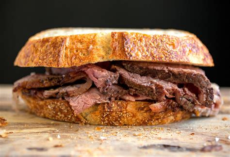 How does Gateway Club Roast Beef Sandwich fit into your Daily Goals - calories, carbs, nutrition