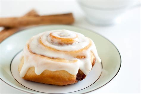 How does Glazed Cinnamon Roll fit into your Daily Goals - calories, carbs, nutrition