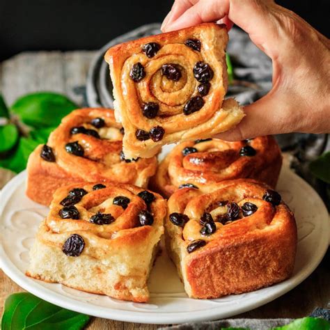 How does Golden Raisin Cinnamon Rolls fit into your Daily Goals - calories, carbs, nutrition