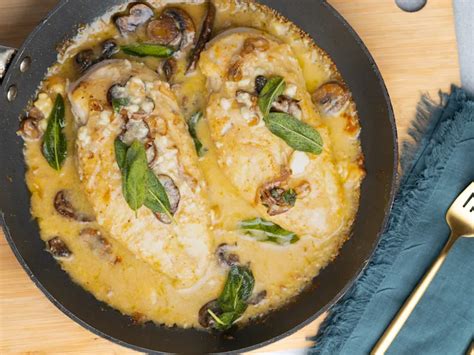 How does Gorgonzola Chicken fit into your Daily Goals - calories, carbs, nutrition