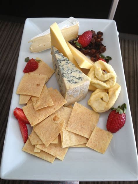 How does Gourmet Cheese Plate fit into your Daily Goals - calories, carbs, nutrition