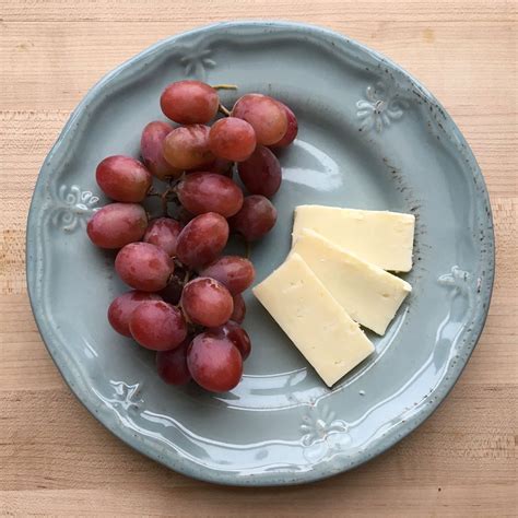 How does Grapes and Cheese Refresher fit into your Daily Goals - calories, carbs, nutrition