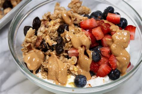 How does Greek Yogurt Parfait with Farro, Walnuts, Apples and Cranberries (400HS) fit into your Daily Goals - calories, carbs, nutrition