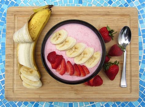 How does Greek Yogurt Strawberry Banana fit into your Daily Goals - calories, carbs, nutrition