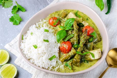 How does Green Coconut Curry Sauce fit into your Daily Goals - calories, carbs, nutrition