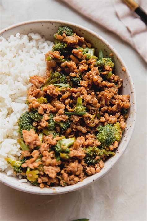 How does Greens Grains - General Tsos Chicken Broth Bowl fit into your Daily Goals - calories, carbs, nutrition