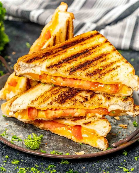 How does Grilled Cheese, Amer. fit into your Daily Goals - calories, carbs, nutrition