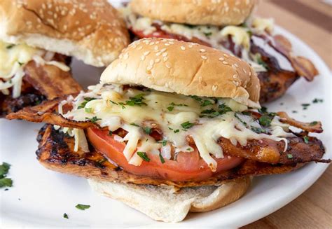 How does Grilled Chicken Sandwich on Bun, with Toppings fit into your Daily Goals - calories, carbs, nutrition