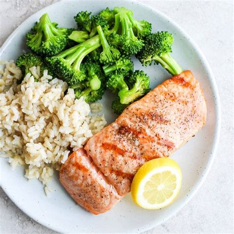 How does Grilled Salmon fit into your Daily Goals - calories, carbs, nutrition