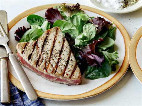 How does Grilled Tuna, Fillet fit into your Daily Goals - calories, carbs, nutrition