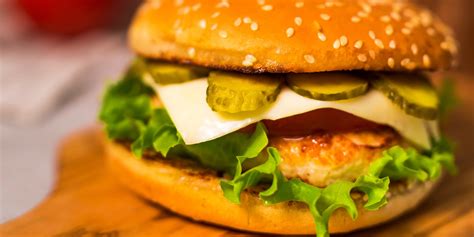 How does HAMBoRGUER DE FRANGO fit into your Daily Goals - calories, carbs, nutrition