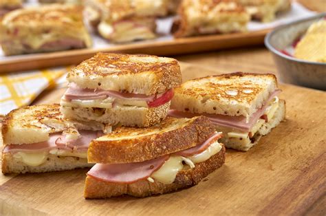 How does Ham, Brie,&Apple Flat Bread Melt (1) fit into your Daily Goals - calories, carbs, nutrition