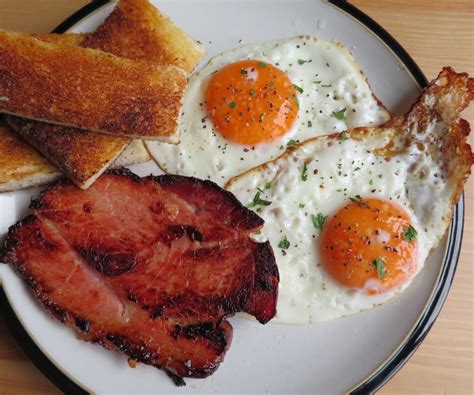 How does Ham, Egg & Cheddar on Biscuit fit into your Daily Goals - calories, carbs, nutrition