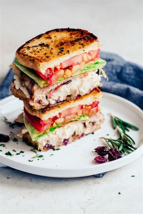 How does Herbed Turkey Sandwich fit into your Daily Goals - calories, carbs, nutrition