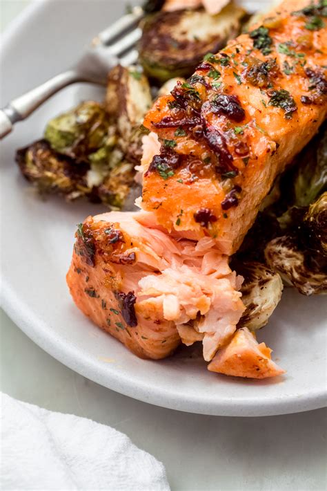 How does Honey Chipotle Salmon fit into your Daily Goals - calories, carbs, nutrition