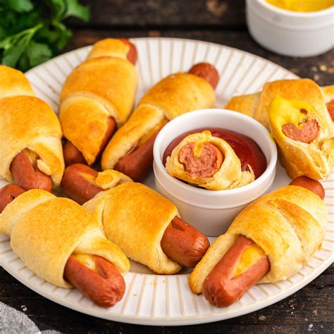 How does Hot Dog Roll fit into your Daily Goals - calories, carbs, nutrition