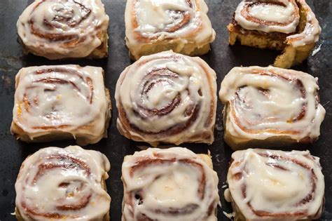 How does Iced Cinnamon Roll fit into your Daily Goals - calories, carbs, nutrition