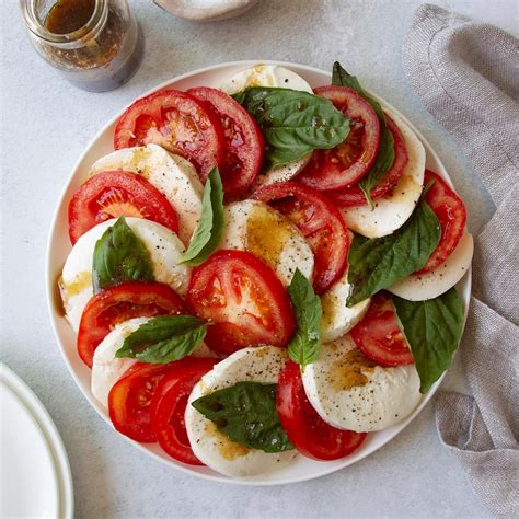 How does Italian Caprese Snack Salad fit into your Daily Goals - calories, carbs, nutrition