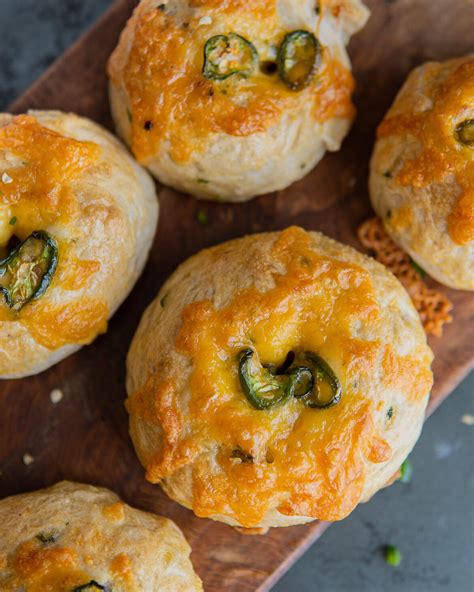 How does Jalapeno Cheddar Bagel fit into your Daily Goals - calories, carbs, nutrition