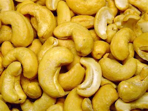 How does Jumbo Cashews fit into your Daily Goals - calories, carbs, nutrition