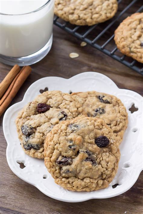 How does Jumbo Oatmeal Raisin Cookie fit into your Daily Goals - calories, carbs, nutrition