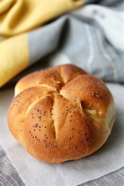 How does Kaiser Rolls fit into your Daily Goals - calories, carbs, nutrition