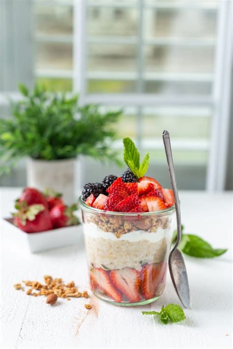 How does Kiwi Strawberry Oatmeal Parfait fit into your Daily Goals - calories, carbs, nutrition