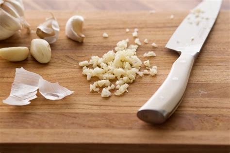 How does Knoblauch Garlic Sauce fit into your Daily Goals - calories, carbs, nutrition