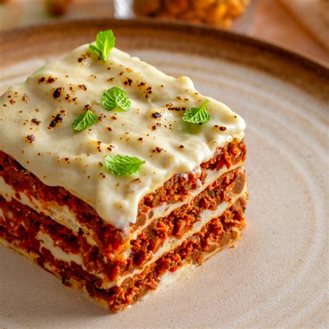 How does LASANHA E BOLONHESA LIGHT fit into your Daily Goals - calories, carbs, nutrition