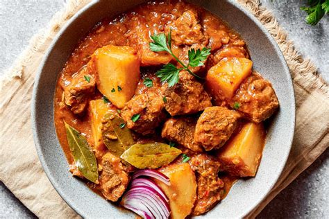 How does Lamb Vindaloo Monsoon 1 Cup fit into your Daily Goals - calories, carbs, nutrition