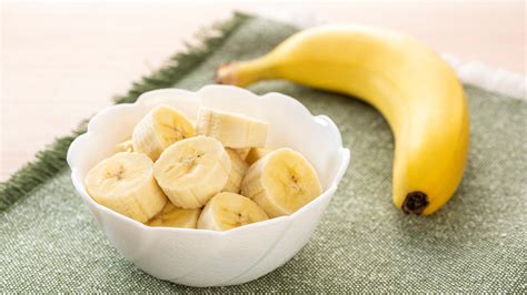 How does Large Banana fit into your Daily Goals - calories, carbs, nutrition