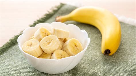 How does Large Banana fit into your Daily Goals - calories, carbs, nutrition