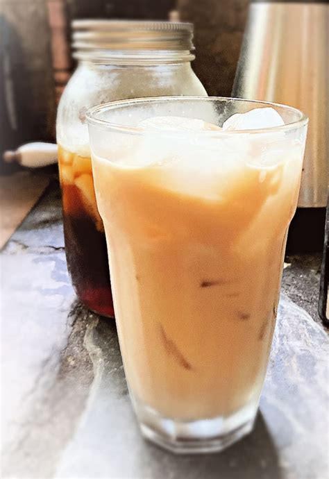 How does Large Iced Vanilla Coffee fit into your Daily Goals - calories, carbs, nutrition