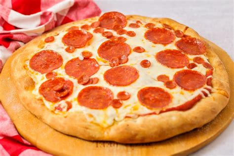 How does Large Pepperoni Delite fit into your Daily Goals - calories, carbs, nutrition