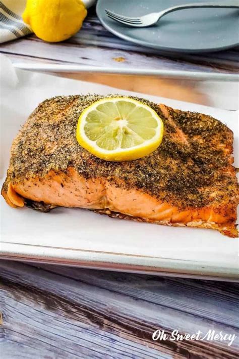 How does Lemon-Dill Salmon fit into your Daily Goals - calories, carbs, nutrition