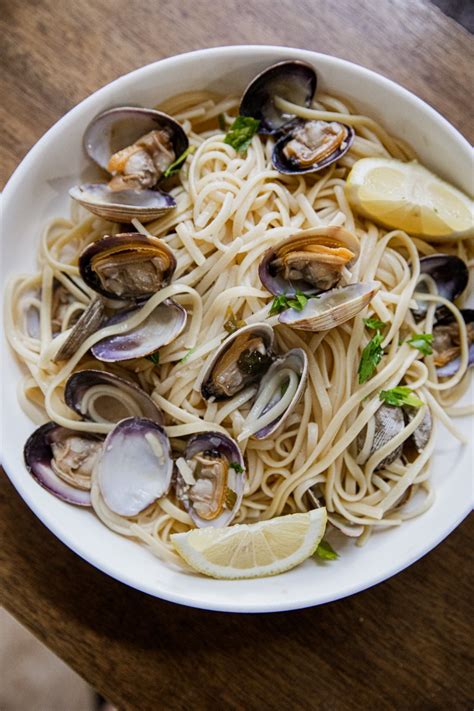 How does Linguine with Clam Sauce fit into your Daily Goals - calories, carbs, nutrition