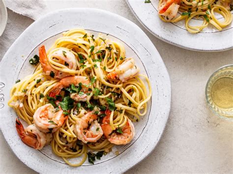 How does Linguini w/ Shrimp Sauce fit into your Daily Goals - calories, carbs, nutrition