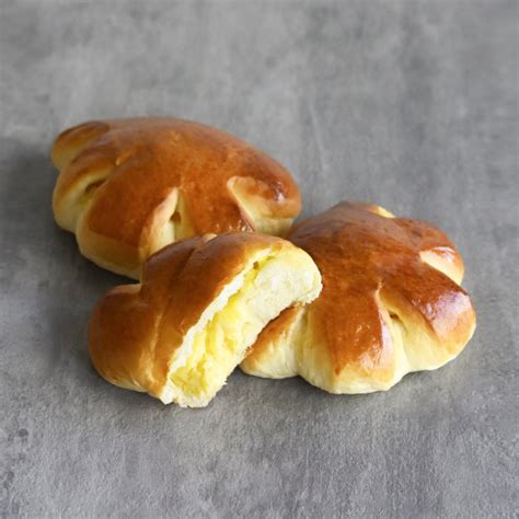 How does Little Buns (Custard) fit into your Daily Goals - calories, carbs, nutrition