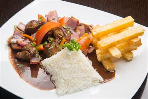 How does Lomo Saltado fit into your Daily Goals - calories, carbs, nutrition