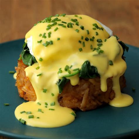 How does Low Country Eggs Benedict Hash fit into your Daily Goals - calories, carbs, nutrition