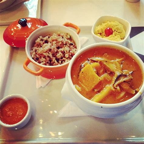How does MOQUECA SEM GLoTEN NOVO fit into your Daily Goals - calories, carbs, nutrition