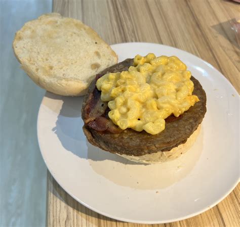 How does Mac N Cheese Burger fit into your Daily Goals - calories, carbs, nutrition