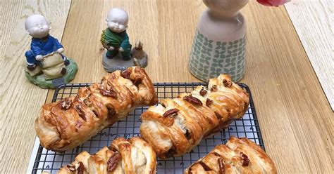 How does Maple Pecan Plait fit into your Daily Goals - calories, carbs, nutrition