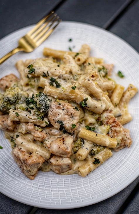 How does Meals - Chicken Rigatoni fit into your Daily Goals - calories, carbs, nutrition